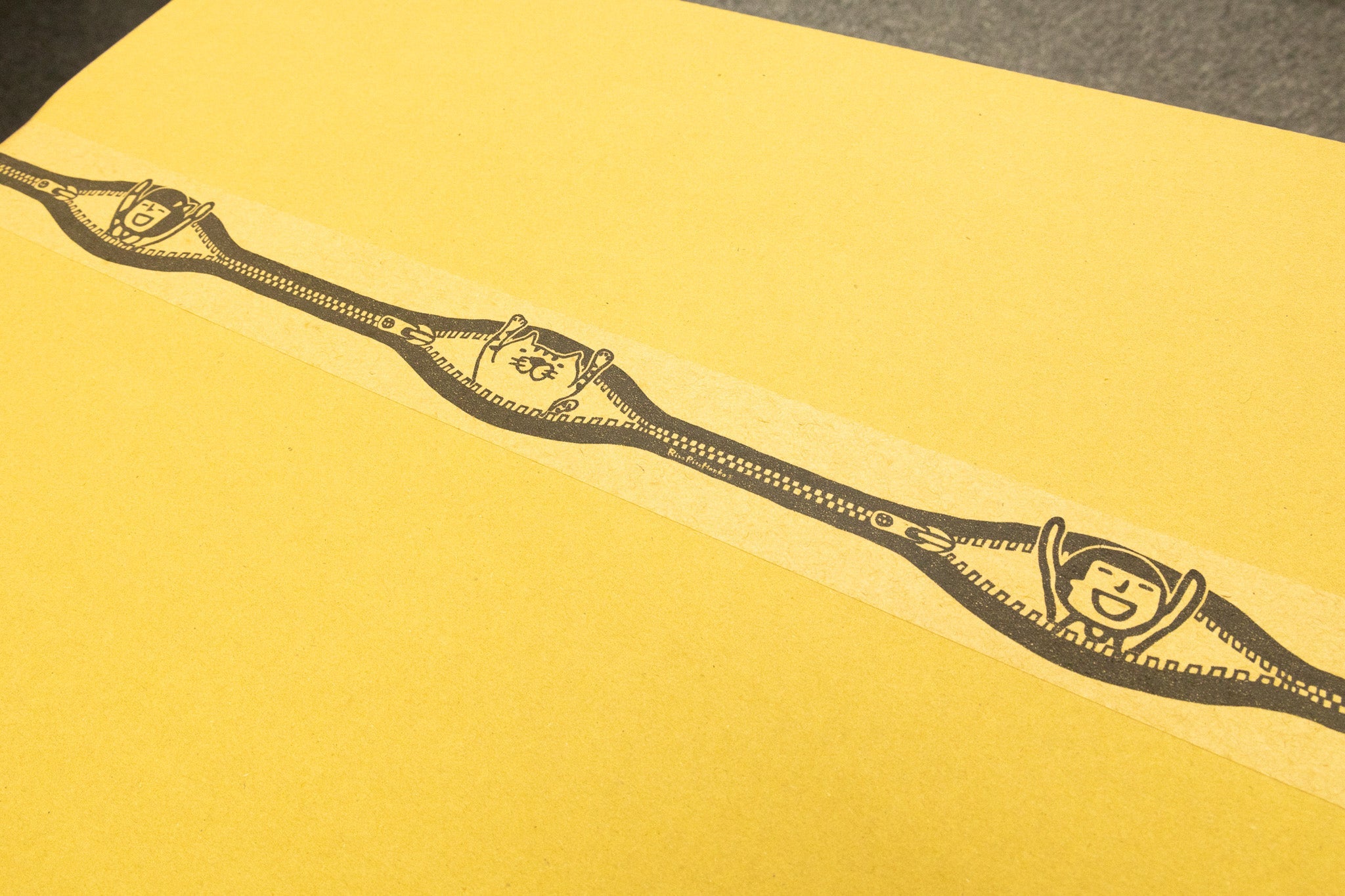Kraft paper tape with zipper patterns